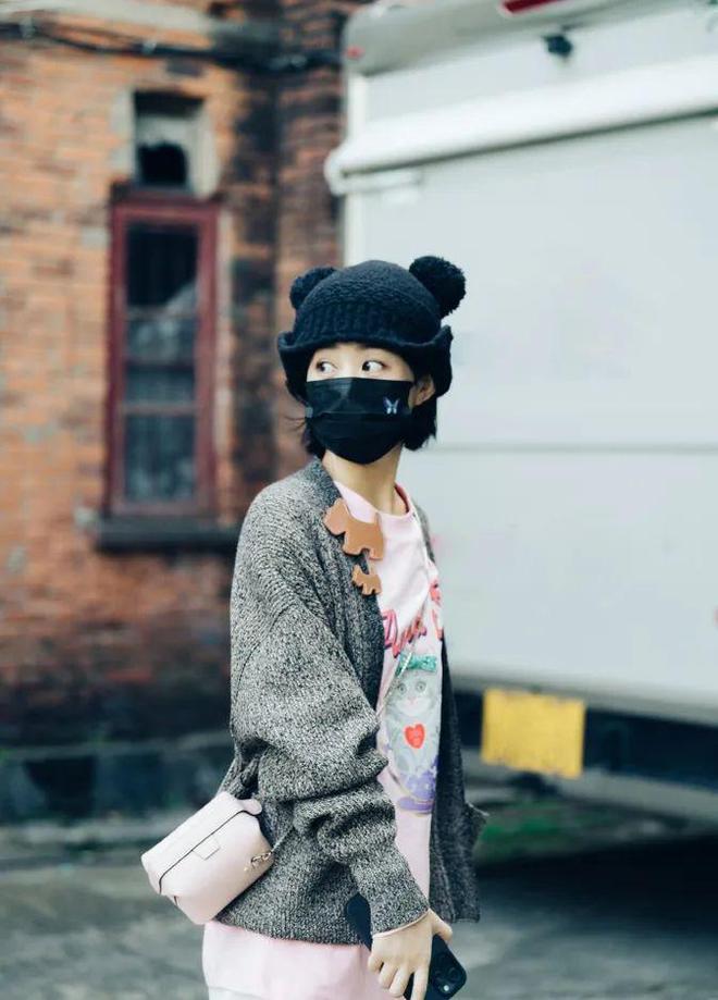 女穿搭时尚有魅力疑与林更新隔空互动球王会网页版赵丽颖背影窈窕迷人似少(图3)