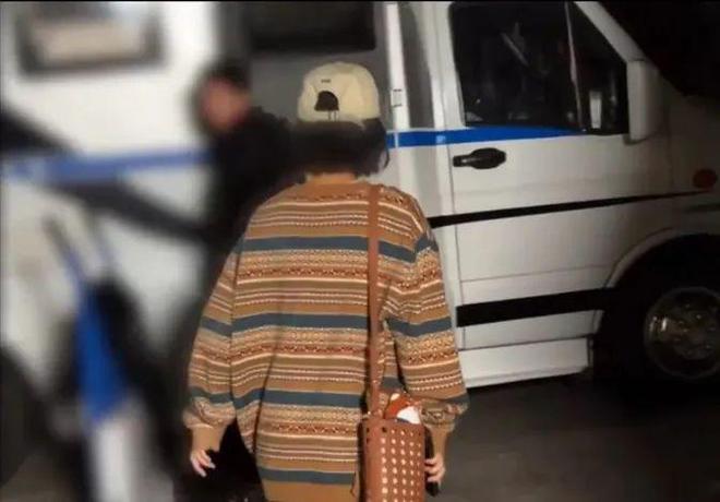 女穿搭时尚有魅力疑与林更新隔空互动球王会网页版赵丽颖背影窈窕迷人似少(图10)