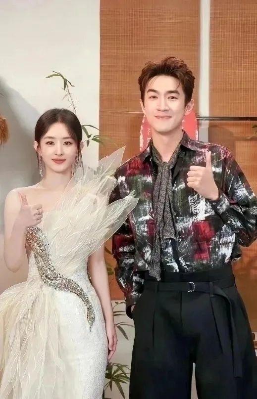 女穿搭时尚有魅力疑与林更新隔空互动球王会网页版赵丽颖背影窈窕迷人似少(图11)