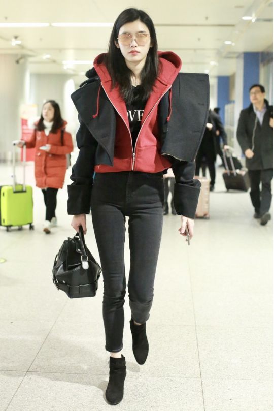 外套穿搭秘籍轻松美出新高度球王会app高个子女生的(图5)