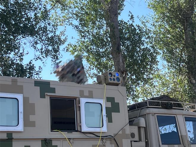 统实现无人机探测跟踪与硬摧毁激光打击配合雷达光电一体化系(图1)